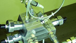 Bild 1: Ein hydraulischer Buck-Konverter erzeugt eine hohe Kraftdichte, ohne die Energieeffizienz zu verschlechtern. Ein Prüfstand untermauerte die rechnerischen Ergebnisse. (Bild: LCM)