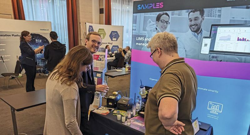 In der Action Area des Forums dient die Anmischung von Brause-Shots als Beispiel für die Probenmanagement-Lösung „Samples“ von Qualitype.