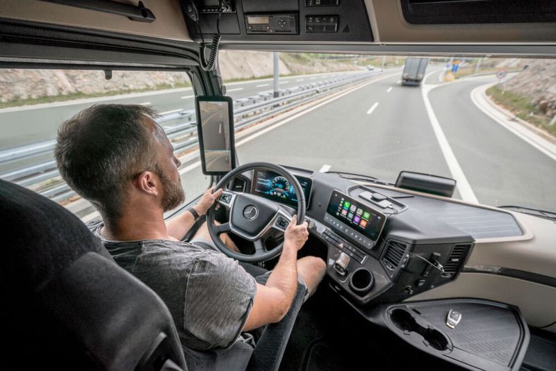 Zwei Farbdisplays im Cockpit ersetzen die bisherigen Armaturen des Actros. Bildschirme in den A-Säulen ersetzen den Blick auf die Spiegel.  (Bild: © Daimler AG)