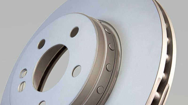 Die zweiteilige Bremsscheibe von TRW ist für immer mehr Modelle von Mercedes-Benz zu haben.(Bild:  ZF)