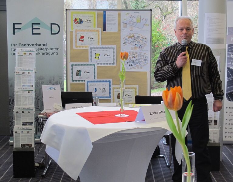 Referenten Fachpressetage 2013 in Karlsruhe
Während der Tischmesse konnten sich die teilnehmenden Firmen kurz vorstellen. Dietmar Baar vertrat den FED e.V. (Bild: Ernhofer)