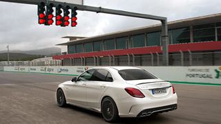 Eine Familienlimousine mit V8-Turbo, Rennstreckenqualitäten und einem Zyklusverbrauch von gut acht Litern pro 100 Kilometer: Der C 63 AMG tritt in die großen Fußstapfen des früheren Mercedes-Benz C63 AMG mit seinem zur Ikone gewordenen 6,2-Liter-V8. (Foto: Daimler)