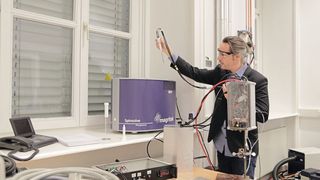 „Um funktionelle Materialien und Ersatzwerkstoffe effizient zu designen, gibt es keine bessere Inspiration als die Natur, liefert sie doch die evolutionäre erprobten Konzepte“, sagt Dennis Kurzbach vom Institut für Biologische Chemie. (Bild: Salme Taha Ali Mohamed)
