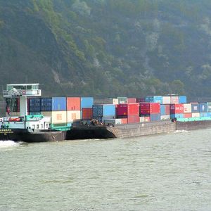 Der Koppelverband Camaro mit Camaro II und zwei Europa-Leichtern. Bei maximal fünf Lagen Container hat dieser Verband eine Kapazität von 780 TEU (twenty-feet equivalent units). Bild: Contargo
