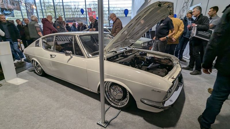 Schönes Beispiel für einen zwar nicht neuen, aber nach wie vor populären Trend: top restaurierter Oldtimer mit Luftfahrwerk und Custom-Felgen. (Bild: Dominsky – VCG)