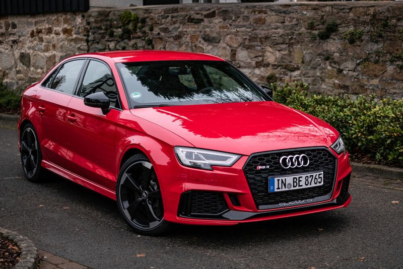 Während der Fahrt halten den RS3 ein 2,5-Liter-TFSI, dazu Doppelkupplungsgetriebe und Allrad-Automatik in der Spur. (Ampnet/Dennis Gauert)
