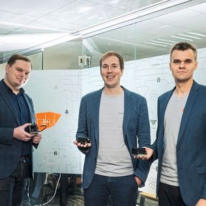 Das Entwicklerteam (vlnr.): Dr. Mihkel Pajusalu (Associate Professor in space technology, University of Tartu), Jaan Viru (founder and CTO of Crystalspace), Jaan Hendrik Murumets (CEO of Krakul) mit früheren Kameramodellen.(Bild:  Arno Mikkor)