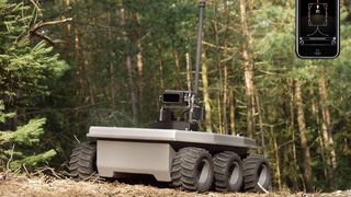 Die Steuerung des Outdoor-Roboters Forbot erfolgt mit einem IPhone von Apple. (Archiv: Vogel Business Media)