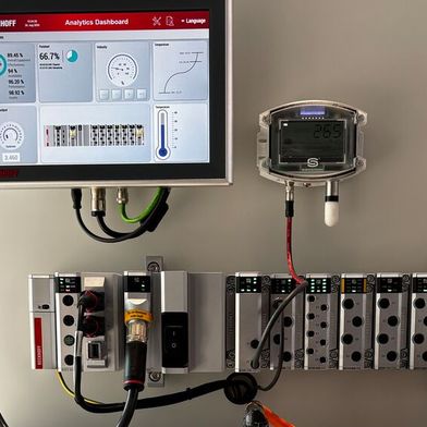 Schaltschranklose Automatisierung mit Beckhoff: Das «MX-System» von Beckhoff ermöglicht erstmals vollständig schaltschranklose Automatisierungslösungen im Maschinen- und Anlagenbau. Das modulare Baukastensystem aus MX-System-Baseplate und Funktionsmodulen vereint alle Aufgaben eines klassischen Schaltschranks – von der Energieverteilung bis zur Ansteuerung von Motoren und Aktuatoren – frei konfigurierbar über IPC-, Koppler-, I/O-, Drive-, Relais- und System-Module. (Bild: Jeremy Streiff)