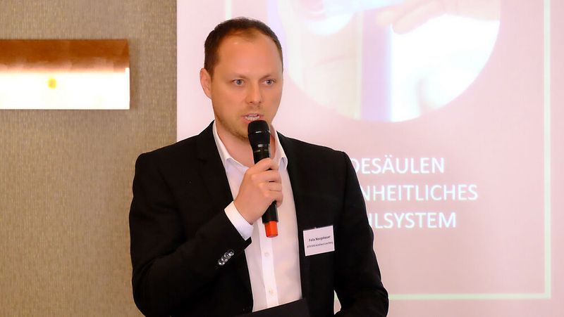 Felix Neugebauer, Geschäftsführer von ATH-Kia-Autohaus Leonberg, hielt beim Automobildialog in Berlin einen Impulsvortrag. (Bild: Zietz – VCG)