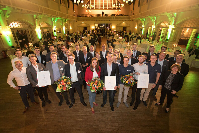Alle Gewinner des Digital Logistics Award bei der Abendveranstaltung des Zukunftskongresses in Dortmund. (Fraunhofer IML)