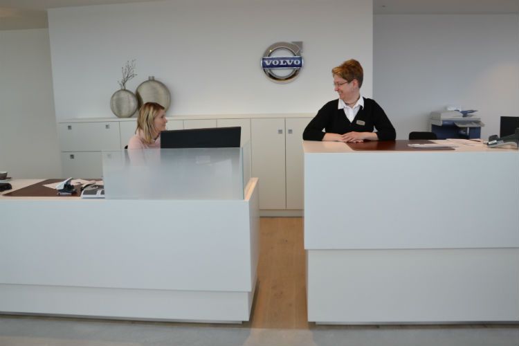 Pfiffig: Die Empfangstheke lässt sich elektrisch in der Höhe verstellen, sodass ein Steharbeitsplatz entsteht. (Foto: Mauritz)