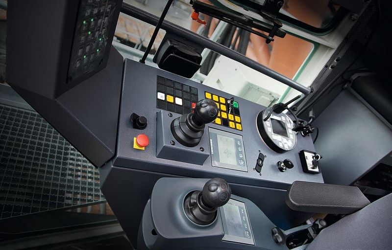 Schlegel-Befehlsgeräte der Baureihe Oktron-Juwel in kommen in Bedientableaus diverser Fahrzeugkräne von Liebherr zum Einsatz. (Schlegel)