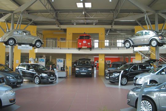 Die Vorfahren wachen über ihre Nachkommen: VW-Oldtimer im Volkswagen-Zentrum Nürnberg-Marienberg. (Archiv: Vogel Business Media)