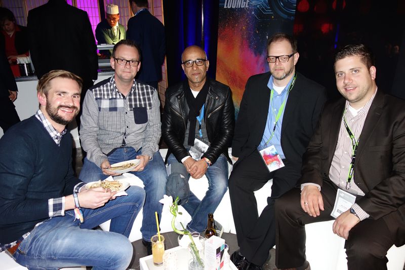 Eine Stärkung für die Komponenten Jungs: (v. l.) Marc Wöhrle und Jens Greeb, MSI, Bari Sawari, Shuttle.Gunnar Ehlers und Marco Schulze, PNY. (Bild: IT-BUSINESS)