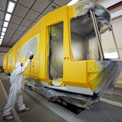 Im Schienenfahrzeug-Werk von Alstom in Görlitz wird man bald von bunt auf 3-Farb-Tarnmuster umstellen. Denn nun gehört es dem Rüstungskonzern KNDS und die Produktion schwenkt auf Panzerteile um. Leider wird es auch Jobs kosten. (Bild: Alstom)