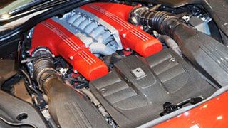 740 PS, zwölf Zylinder und ein Praxisverbrauch weit jenseits von 20 Litern – der V12 des F12 Berlinetta kommt auch ohne elektrische Unterstützung aus. (Foto: Ferrari)