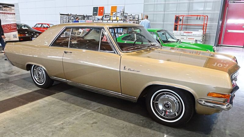 Beim Preisschild vermutete wohl jeder, dass hier eine 0 zu viel stand. Denn 230.000 Euro für einen Opel Diplomat A Coupé sind jenseits von Gut und Böse.  (Bild: Dominsky/»kfz-betrieb« )
