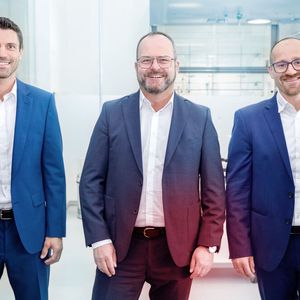 Dr. Gunther Wobser (Mitte), Geschäftsführender Gesellschafter bei Lauda, setzt auf die bewährte Zusammenarbeit mit Felix Heinrich-Bignasse (links, Leiter Vertrieb Global) und Enrico Bossart (rechts, Leiter Produktmanagement & Service) zur weiteren Stärkung der Marktposition.(Bild:  Lauda)