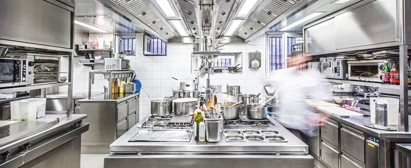 Eggl manufactures center hoods that are precisely tailored to each cooking island—whether standard size or custom shape. They are made entirely of stainless steel and are individually customized in terms of size and filter arrangement.(Image: SPI)