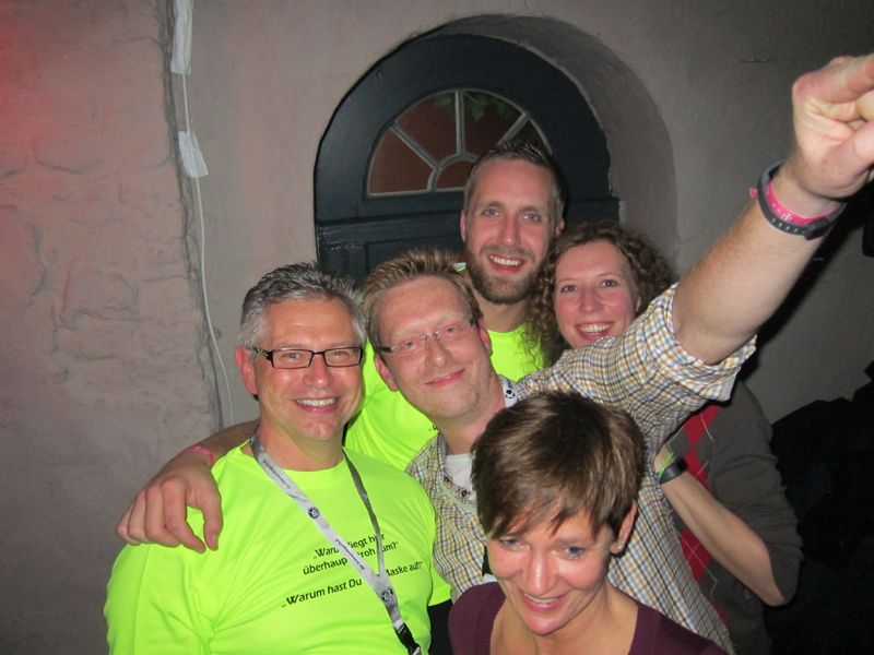 (v. l.) Markus Schmidt mit Holger Hase und Nadine Poss, ElectronicPartner, und Thomas Gass, T-Link (Bild: IT-BUSINESS)