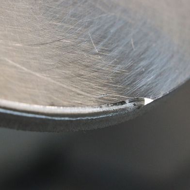 Mit dem Kantenfräser Trutool TKA 700 von Trumpf lassen sich im Handumdrehen solch saubere Verrundungen erreichen. Für die rund 500 Meter Kantenlänge an den 83 Alublechen für das Scheibenpferd hat Kollinger nur einen Nachmittag gebraucht – inklusive Ein- und Ausspannen. (Bild: Trumpf)