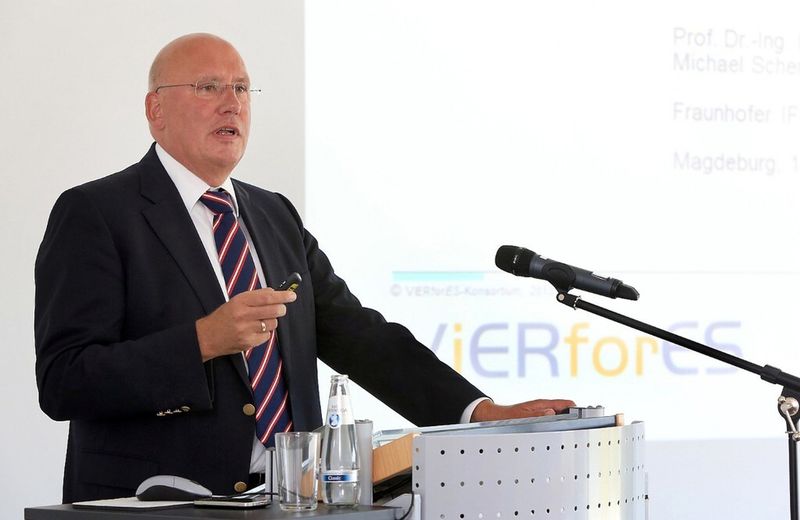 Professor Michael Schenk auf der Abschlussveranstaltung des Projekts ViERforES II. „Die neuen digitalen Entwicklungsmethoden werden dazu beitragen, zuverlässigere Produkte herzustellen.“ (Bild: Fraunhofer IFF)