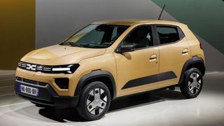 Im Sommer kommt der Dacia Spring mit neuer Optik auf den Markt. (Bild: Dacia)