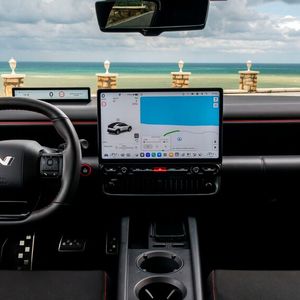Als erster europäischer Hyundai bekommt der Ioniq 3 das Infotainmentsystem Pleos Connect mit 12,9 oder 14,6 Zoll großem Touchscreen und Android Automotive.(Bild:  Hyundai)