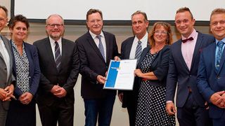 Der 1. Platz des Reha-Preises für vorbildliche Wiedereingliederung wurde an F. W. Feldges aus Viersen verliehen (v.l.): Thomas Köhler (Sprecher der Geschäftsführung der BG RCI) Christina Admiral (Ehefrau des Versicherten), Wolfgang Isenberg (Sachgebietsleiter Teilhabe/Reha-Management, BG RCI, Bezirksdirektion Köln), Dr. Ulf Kürschner, die Preisträger Friedhelm und Maria Feldges, Nico Admiral (Sohn des Versicherten) und Andree Admiral (Versicherter). (BG RCI/Mourad ben Rhouma)