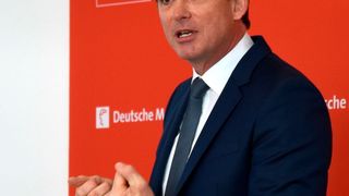 Thorsten Cleve, Director Manufacturing bei Microsoft Deutschland, stellte die Industrie-4.0-Strategie des Softwarekonzerns vor und machte klar, warum man heute zu den Ausstellern der Digital Factory gehört. (Stefanie Michel)