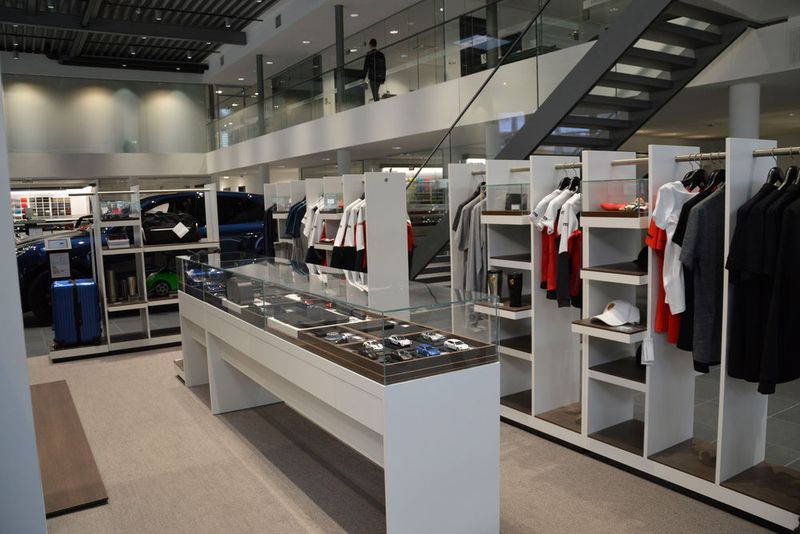 Das Porsche-Zentrum Hamburg setzte als erster Standort der Marke weltweit die neue CI für das Zubehörgeschäft um. (Achter / »kfz-betrieb«)