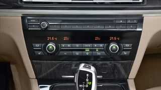 Das Center Stack enthält die Bedienelemente für Klima- und Audiofunktionen, wobei die Näherungssensorik für die Tastenbelegung eine Besonderheit des Audiosystems ist (Archiv: Vogel Business Media)