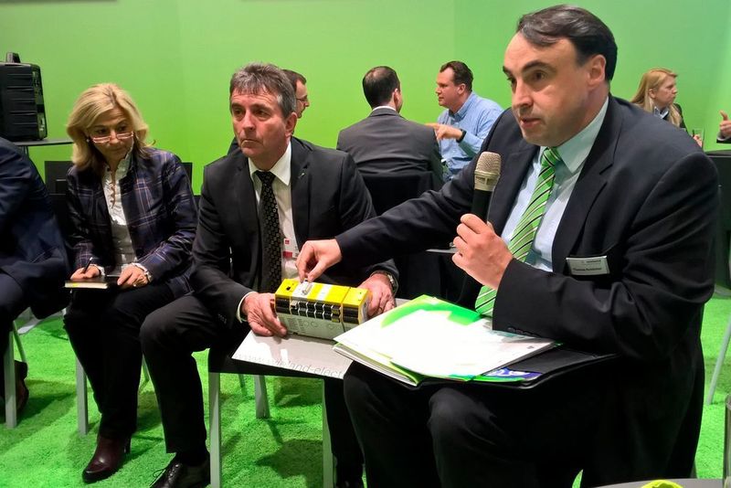 Thomas Schlicher (re.) zeigte auf der Hannover Messe welche Möglichkeiten Wieland Electric zur Umsetzung von Kundenapplikationenen hinsichtlich Industrie 4.0 bietet. Dazu zählen Sicherheitssteuerungen, eine sichere Stromversorgung, Kommunikationslösungen und flexible Installationskonzepte. (Bild: S. Häuslein/konstruktionspraxis)