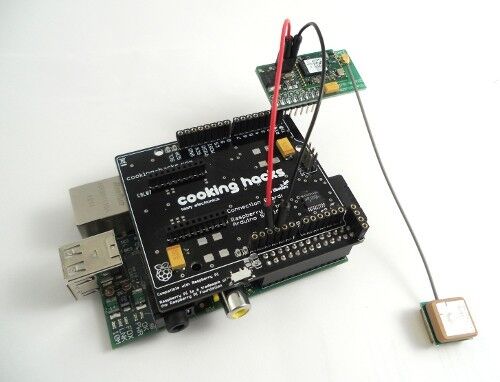Raspberry Pi und Cooking Hacks Raspberry Pi to Arduino Shields Connection Bridge samt GPS-Modul mit Power-Anschluss 5 V (rot) und GND (schwarz) (Bild: Cooking Hacks)