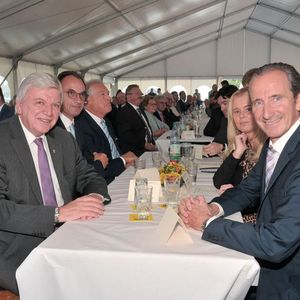 Gemeinsamer Tisch zur Eröffnung des Neubaus: (v.li.) Volker Bouffier, Ministerpräsident des Landes Hessen, und Thomas Holler, Obermeister der Innung Frankfurt-Main-Taunus.(Bild:  Zietz / »kfz-betrieb«)