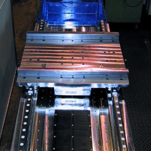 Linearprüfstand der RWTH Aachen mit Schlitten, Linearmotor und Grundgestell.