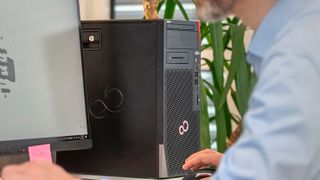 Zu den neuen Workstations und Desktop-PCs mit Intel-Core-Prozessoren der 11. Generation zählen der Fujitsu Celsius W5011 im geräumigen Towergehäuse und der kompakte Fujitsu Esprimo G5011. (Fujitsu)