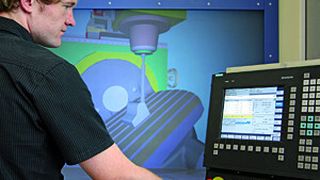 Die Bedienung einer Werkzeugmaschine in der virtuellen Umgebung erlernen: die reale Steuerung ist mit einem virtuellen Maschinenmodell gekoppelt. (Bild: TU Chemnitz, IWP)