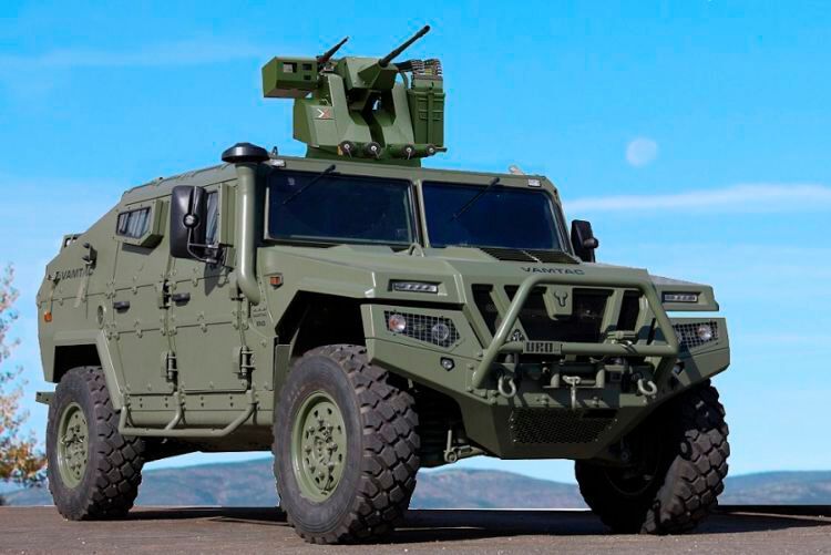 Wie das Vorbild Humvee dient der Uro Vamtac selbstverständlich auch als leichter Waffenträger. Auch wie dieser bringt der Spanier dann rund 3,5 Tonnen auf die Waage. (Bild: Urovesa)