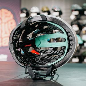 Die Kineticore-Technologie ermöglicht bis zu 23 Prozent leichtere Helme sowie eine um 12 Prozent bessere Kühlleistung. Belüftungsöffnungen leiten kühle Luft in den hinteren Teil des Helms und leiten warme Luft heraus, was den Komfort verbessert.(Bild:  Lazer Sport NV)