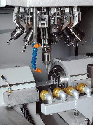 Bild 4: Eine CNC-Maschine bei der Bearbeitung von Aluminiumteilen (Fischer Elektronik)