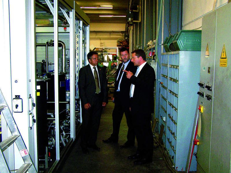 Bild 3: LPW-Geschäftsführer Gerhard Koblenzer mit Vertretern des Pumpenherstellers Lowara, der die Großanlage mit Edelstahlpumpen ausstattet. Bilder: LPW (Archiv: Vogel Business Media)