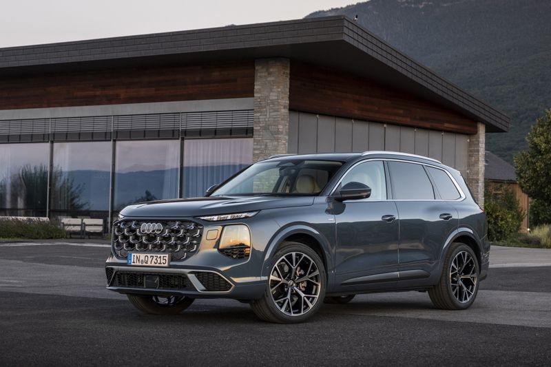 Thanks to optional all-wheel steering, the five-meter giant offers a moderate turning circle and drives noticeably more maneuverably. (Source: Audi)