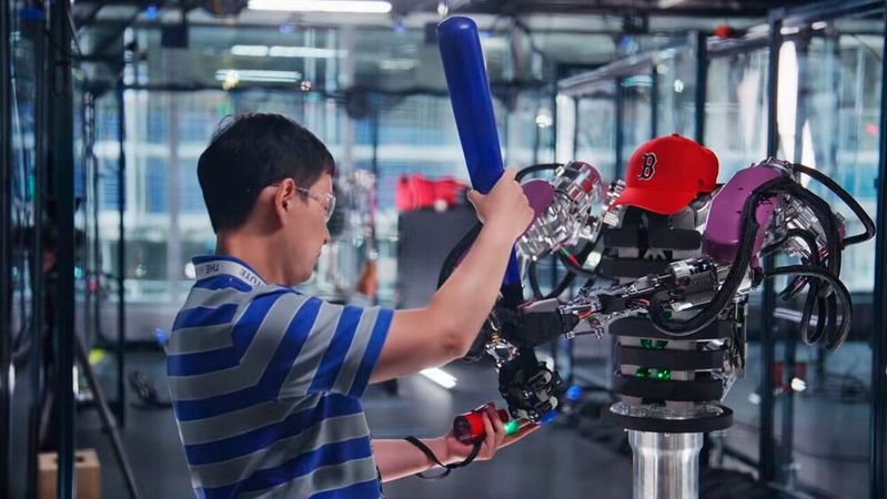 Trägheitsarme Robotik: AthenaZero kombiniert niedrig übersetzte Antriebe mit einer schnellen Regelung, um Bälle zu werfen, zu fangen und Schläge auszuführen. Die Konstruktion ermöglicht schnelle und zugleich nachgiebige Armbewegungen.(Bild:  RAI (Robotics and AI Institute))