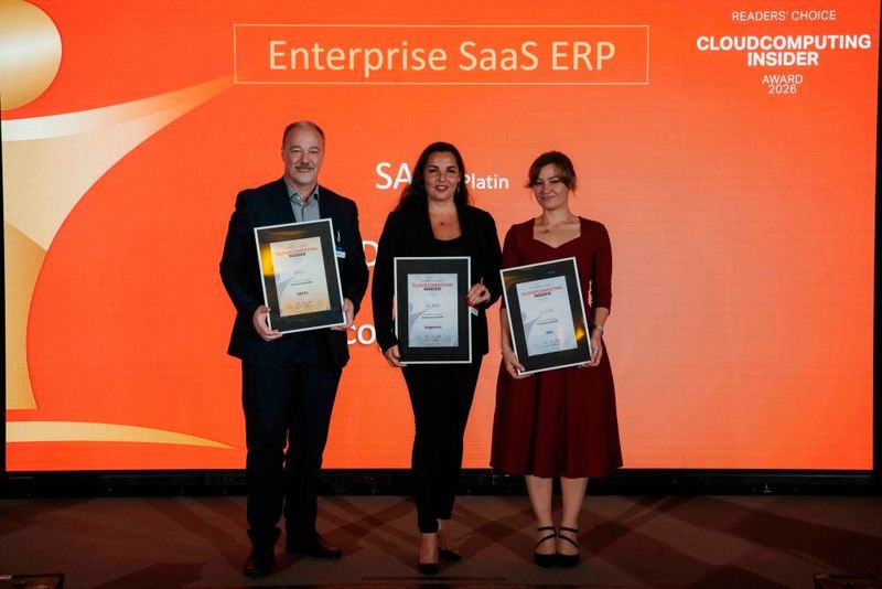 Die besten Anbieter 2026 in der Kategorie „Enterprise SaaS ERP“ sind Scopevisio mit Silber, DATEV mit Gold und SAP mit Platin. Nach Augsburg kamen (v.l.) Benedikt Leder für DATEV, Özlem Doger-Herter für Scopevisio und Barbara Holzmeister für SAP nach Augsburg. (Bild: Manuel Emme Fotografie)