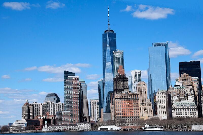 Platz 5: Die vom deutschen Unternehmen Thyssenkrupp stammende Aufzugsanlage im One World Trade Center in New York fährt Besucher in 10,28 m/s (37 km/h) auf die Aussichtsetagen ab Stockwerk 100. (Bild: frei lizenziert)
