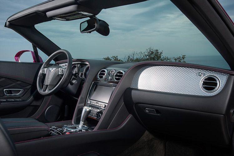 Innen gibt es Zierteile aus dunkel getöntem Aluminium in der Tradition der Bentley-Rennwagen aus den 20er-Jahren. (Foto: Bentley)