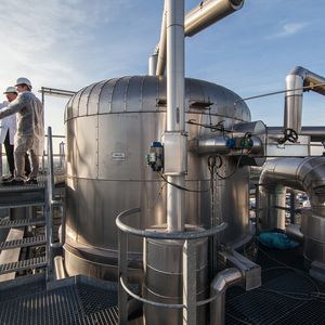 Abb. 2: Ausblick vom Deso-Tank – die „Walter Rau Neusser Öl und Fett AG“ produziert seit 1911 hochwertige Öle und Fette.