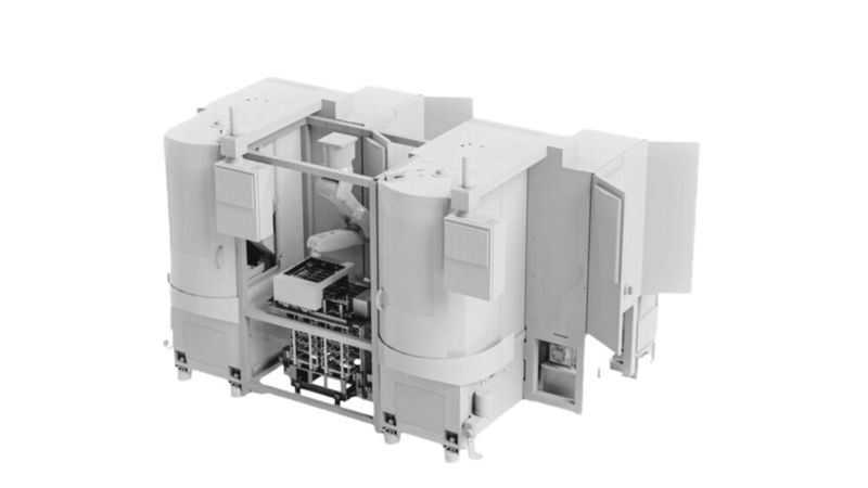 Das ultrakompakte 3-Achsen Fräszentrum PM150 ist ideal für Applikationen der Uhrenindustrie und Mikromechanik. Mit einer Automatisierung (siehe Bild) können zwei Maschinen durch einen gemeinsamen Roboter autonom bewirtschaftet und bedient werden. (Bild: Tolus)